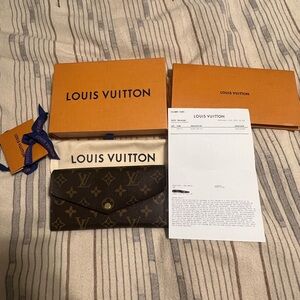 Excellent Condition Louis Vuitton Monogram Sara Wallet